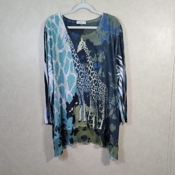 12121 Jess & Jane green & tan giraffe print tee with sheer hem 3X - Picture 1 of 10